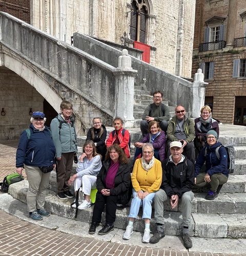 Gruppenfoto vor dem Rathaus von Gubbio